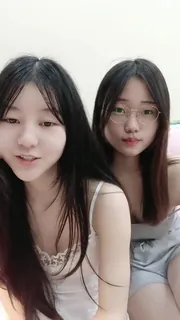 猫咪av站题材必看：#直播 两个清纯妹妹！乖巧甜美新人下海！激情双女诱惑，脱光光互揉奶子，毛毛杂乱超粉嫩穴，近距离特写 封面图