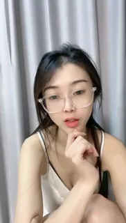 正在播放：眼竟小美女爱聊骚，秀娇小可爱身材，可惜在线人不多。 (猫咪av站频道)