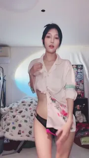 【猫咪av站】嫩模美女~裸舞~跳蛋塞逼自慰 现场高清截图