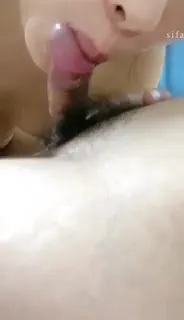 【猫咪av站】母狗趴在腿间吃鸡巴 现场高清截图