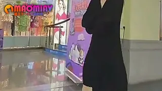 91社区热议作品：户外街边露出：骚逼小母狗真空穿着黑色短裙露出迷人身材发骚 实拍