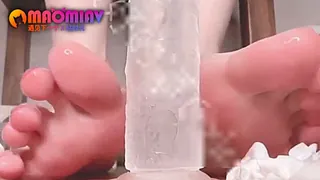 纯欲表妹的足交诱惑：美足特写玩弄水晶鸡巴 - 极具视觉冲击力的猫咪av站内容