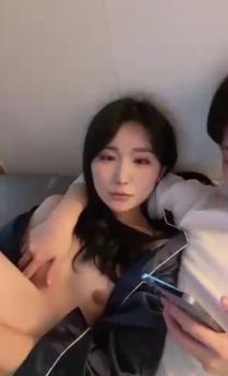 91视频官方收录：高颜值情侣床战自拍泄漏 先一起看色情片学习技术 然后开始实战演练！