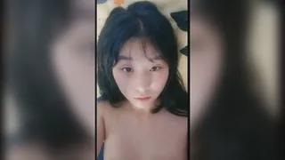 猫咪av站栏目：超嫩無毛小可愛緊緻蜜穴把小哥夾到不行 淫蕩叫著爸爸不行很可愛 精彩封面