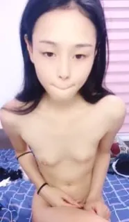 猫咪av站高分作品推荐：白皙皮膚貧乳小騷貨！無毛粉穴大長腿！浴室洗澡濕身，道具假屌抽插小穴