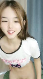 查看 小蝴蝶美少女又發情了，飯都來不及吃就開始發騷 的详细介绍与播放