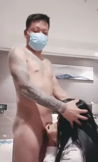 91视频官方收录：雞巴又粗又大的紋身大哥讓騷逼少婦穿上黑絲再玩她