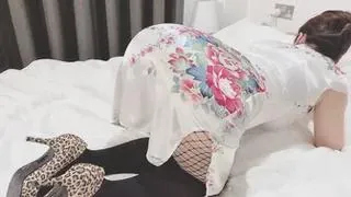 查看 巨臀老婆為了迎合老公癖好 黑絲旗袍高跟鞋騷話不停 的详细介绍与播放