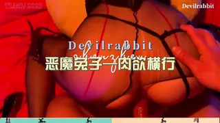 猫咪av站栏目：重磅调教激发极品超嫩萝莉m属性，超诱人饱满隆起白虎稚嫩小穴 大屌火力抽射，大鸡巴征服骚母狗 精彩封面