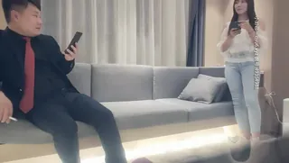 91社区热议作品：外围女神，黑丝诱惑，肤白貌美，扛起大长腿花式啪啪高潮不断 实拍