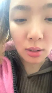 【猫咪av站】美女厂妹在上班！刷礼物偷偷给你看逼！扒开内裤塞着跳蛋，多毛肥穴一顿震直播主播录屏 现场高清截图