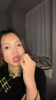 91视频官方收录：旗袍气质小少妇！下海第二天！刷礼物给你们秀秀，床上脱掉扭屁股直播主播录屏