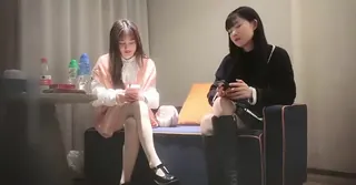 91视频官方收录：大屌哥高价约两01年萝莉萌妹双飞，一人一套连体网袜，帮忙抬腿看着姐妹被操，轮流爆插