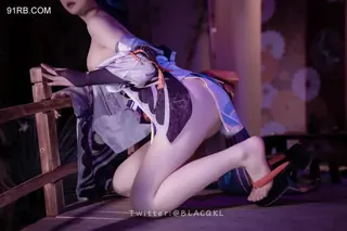 91社区热议作品：露出粉乳嫩穴尽情展示诱人娇躯 实拍