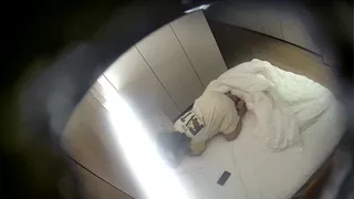 91视频官方收录：流出酒店偷拍 逗逼情侣的嬉戏打闹胖女友几下就把男朋友弄射了