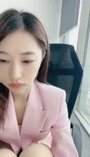 正在播放：粉色外套美女小姐在线配聊骚时不时的自摸.. (猫咪av站频道)