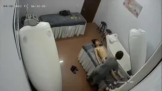 正在播放：最新流出黑客破解摄像头偷拍❤️美容院小姐姐全身保养补漏 (猫咪av站频道)