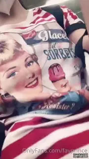 91社区热议作品：FayPrince开播性感睡衣自慰塞杏仁 实拍