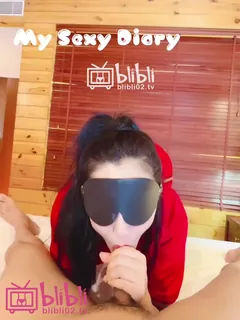 【最新❤️极品流出】爱丝袜女神『Vivian姐』逼哩逼哩特供新作《足球宝贝》抽插爆裂黑丝特写 蒙眼口爆 - 高清在线观看