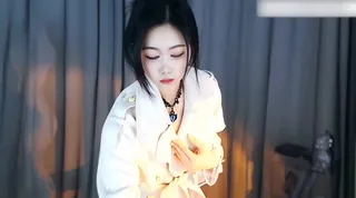 91社区热议作品：阴毛主播自慰好骚啊~ 实拍