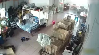 猫咪av站题材必看：#黑客破 解网络摄像头 #监控 #偷拍 午休老板和年轻漂亮女秘书在仓库兼宿舍的双层床上激情做爱婉美动作片 封面图