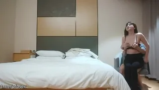 91社区热议作品：性感肚脐装美女，坐在身上揉捏奶子，屁股磨蹭有点骚，舔逼怼着骚穴大力猛操 实拍