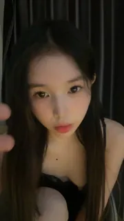 查看 看似气质文静的女孩其实内心闷骚得很，她穿着睡衣躺在床上，露出平坦的胸部，下面居然塞着一根震动棒，被拍下特写画面。女孩的表情看起来很享受，时不时还会发出诱人的呻吟声。视频长达三个小时，不知道里面会发生什么刺激的画面...光是想想就让人口干舌燥！ 的详细介绍与播放