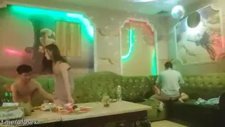 猫咪av站题材必看：唱唱歌点两个颜值反差婊美女4P大战，伸进衣服摸摸奶子，蹲着口交在沙发上操，后入孟顶屁股抽插猛操 封面图