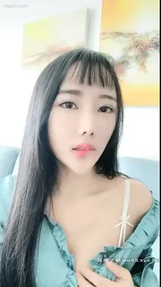 猫咪av站精选视频：极品人体裸模小乳猪酒店拍写真和摄影师，助理3P口交后入 完整版