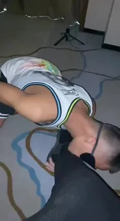 91视频推荐：尿寸头骚受被调教 手机在线播放