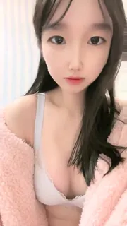 还在上高中的可爱软妹，卡哇伊二次元小萝莉下海黄播，裸舞自慰，全身粉嫩，小肉穴嫩乳若隐若现，乳头周围粉粉的乳晕太可爱了，为了生活费拿着水晶鸡巴抽插自己的小穴，有没有帅气的哥哥去线下救赎她呀#萝莉 #学生 #直播 #自慰 #反差 - 高清在线观看