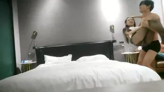 猫咪av站精选视频：大圈外围女神，空姐兼职，风情万种颜值为王，粉嫩的逼逼尽在眼前，啪啪狂插爽一爽 完整版