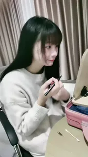 正在播放：学生超高颜值反差少女直播和男主啪啪啪 (猫咪av站频道)