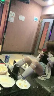 掰开小穴开始扣，然后直接大吊插入 - 高清在线观看