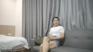 91社区热议作品：【#老马寻花】齐逼牛仔短裤，互摸揉捏奶子，扛起双腿爆操白嫩 #少妇 #偷拍 实拍