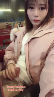 猫咪av站题材必看：一脸无辜楚楚可怜的小姐到网吧露出鸡巴撸！ 封面图