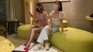 猫咪av站栏目：女神模特闺蜜一起黑丝情趣双飞，这就是所谓女神？母狗罢了 精彩封面