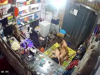 查看 黑客破解情趣性用品商店摄像头监控偷拍年轻小哥喜欢在店里地上和媳妇啪啪 的详细介绍与播放