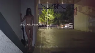 任务工体夜路行走即兴极限露出 - 高清流媒体极速加载