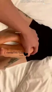 猫咪av站精选视频：骚男亮出鸡巴拿美脚夹住摩擦！ 完整版