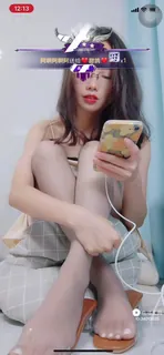 猫咪av站题材必看：风骚的大长腿四眼骚妹在线开播陪聊骚 封面图