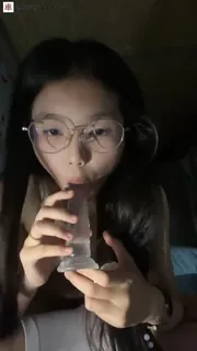 #小妲己  #足交不知名四眼骚妹妹子，宿舍里视频记录口交足交 玩家亲测好评资源