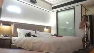 约了个白衣牛仔裤非常骚妹子第二炮，洗完澡穿上黑丝内衣按头插嘴后入骑坐猛操 优质原创视频在线直达