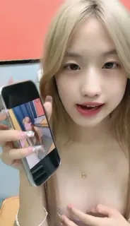 正在播放：金发美骚女在线陪聊骚 时不时的作出诱人的表情来挑逗 (猫咪av站频道)