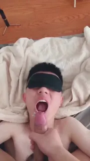 91社区热议作品：粉色奶头 射嘴里 实拍