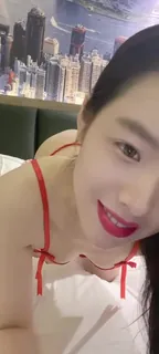 91视频官方收录：淘气小姐姐露奶将一整个自慰道具放到嘴里含~