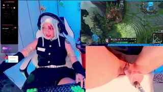 游戏主播一边打游戏一边被你们操控！02 - 实时更新的高清猫咪av站资源