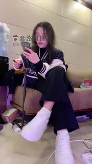 91社区热议作品：#楠熙 #足控 女奴调教 舔足 寸止 红绿灯 白袜子 实拍