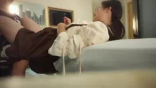 91视频官方收录：清纯眼镜学生妹，看似文静床上骚的很，抓起大屌猛吃爆插