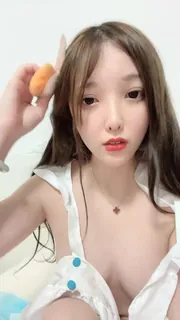 猫咪av站高分作品推荐：美女半夜发骚自慰